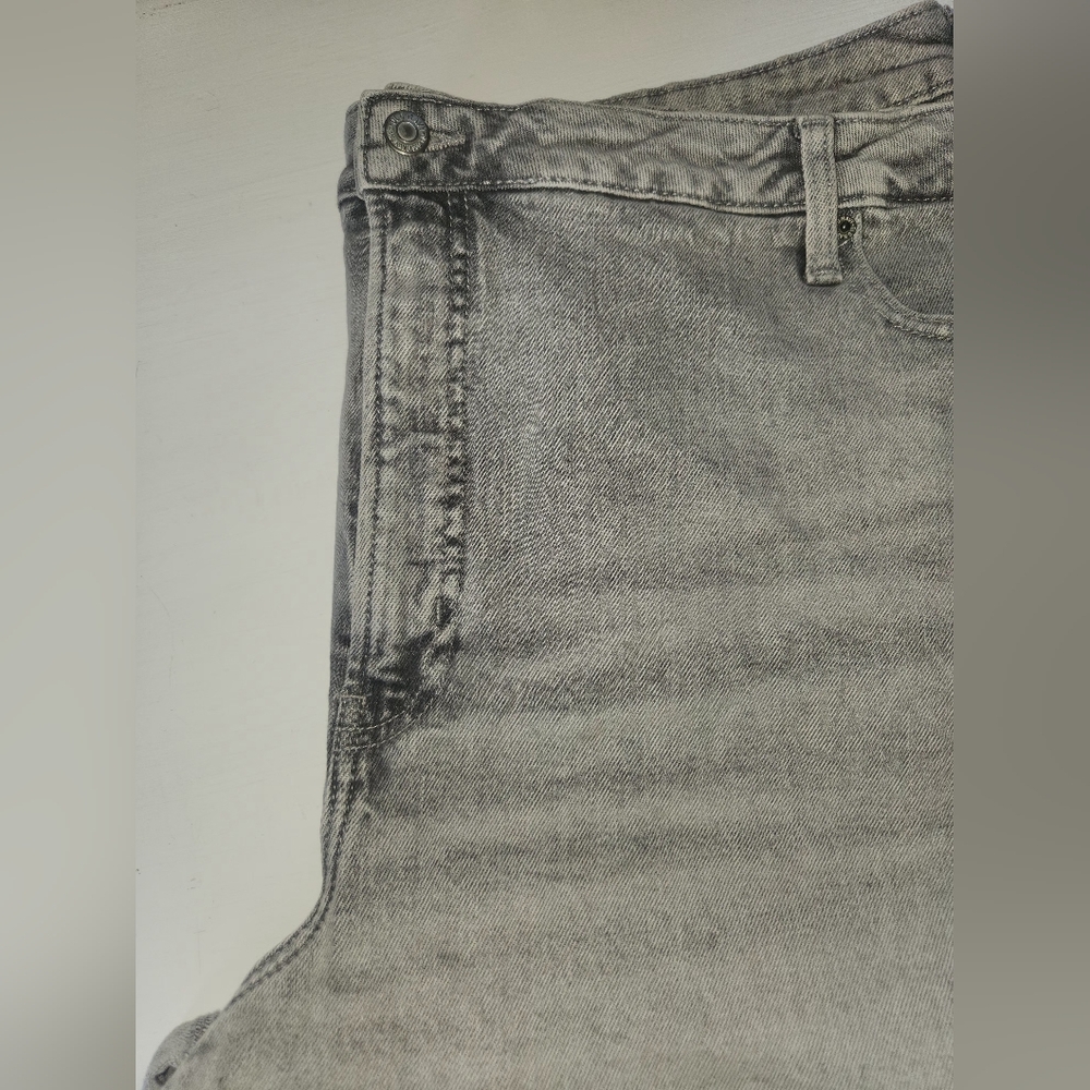 NWOT Old Navy Distressed Gray OG Strait Denim Jean Shorts Size 26 Plus Size - Picture 2 of 4